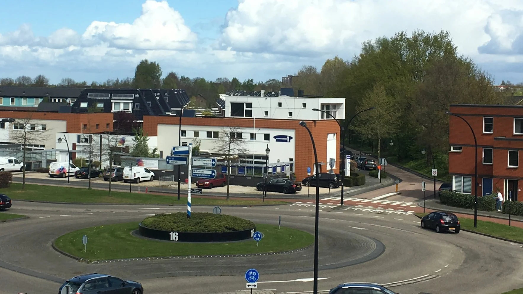 Bedrijfspand Darthuizerberg 1 met kantoorruimte te huur aan rotonde 16 in Amersfoort Vathorst