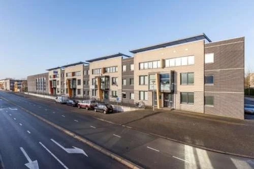 Kantoorpand Zielhorsterweg 73 bij station Schothorst in Amersfoort-Zielhorst, met parkeerplaatsen langs de weg